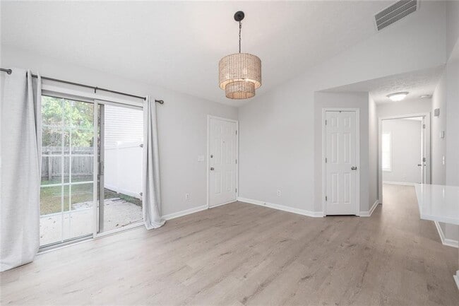 Photo - 211 Daventry Way