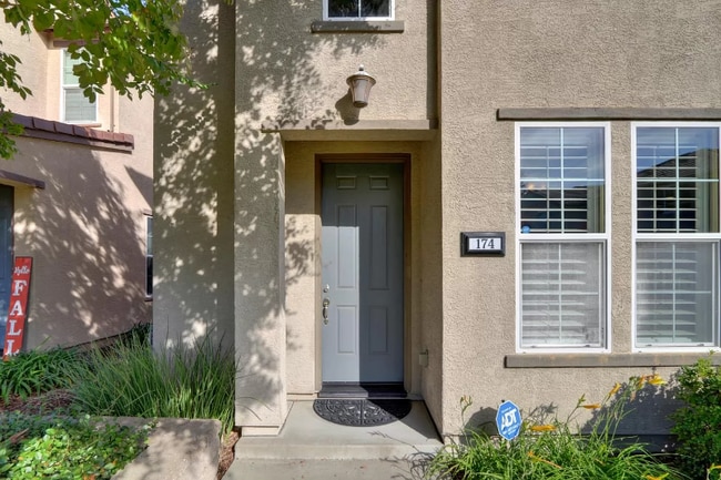 Photo - 174 Talmont Cir