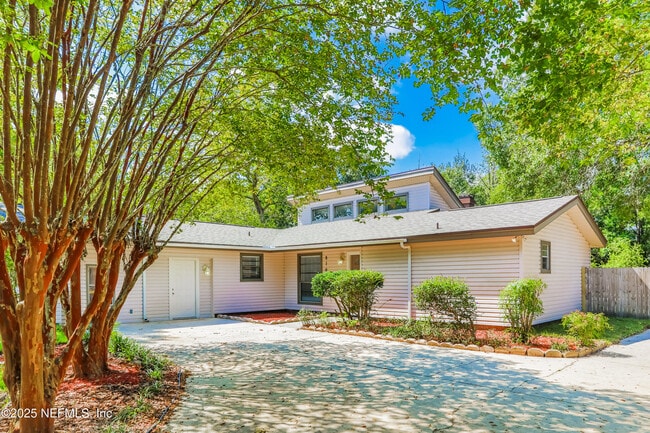 Photo - 8162 Cayuga Trail W