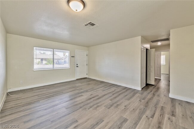 Photo - 3757 Longfellow St