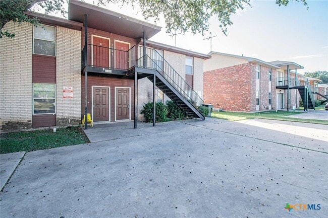 Building Photo - 1602 Benttree Dr Unit D