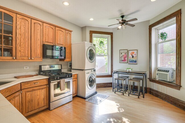 Photo - 5429 S Blackstone Ave Unidad Condo