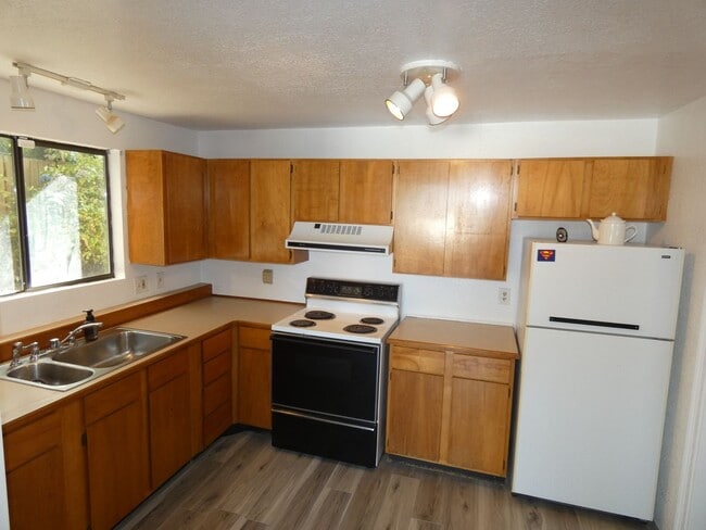 Photo - 1405 W 5th St