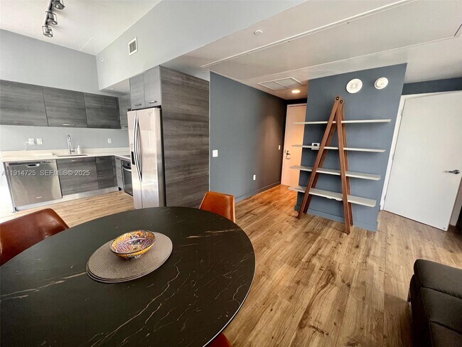 Photo - 151 SE 1st St Unidad 810