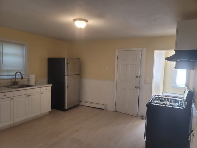 Building Photo - 357 Poplar St Unit 2nd floor