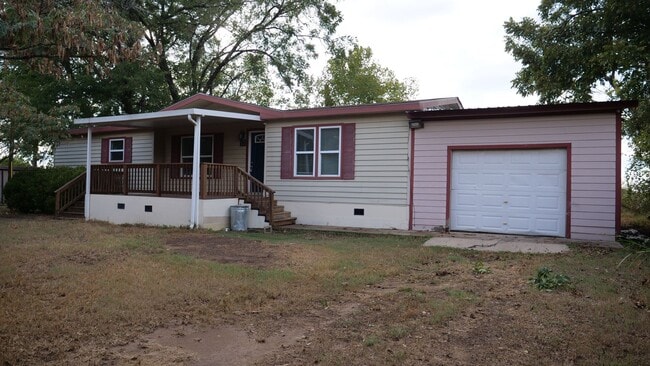 Building Photo - Spacious Rural Retreat