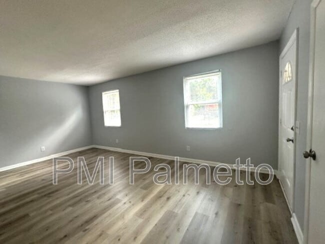 Photo - 216 Saddlefield Rd