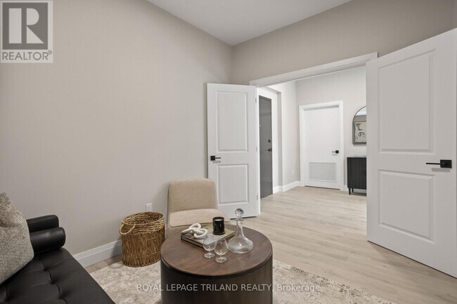 Photo - 33318 Richmond St