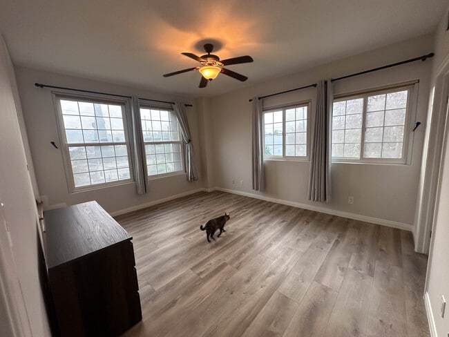 Building Photo - 10929 Landale St Unit 1