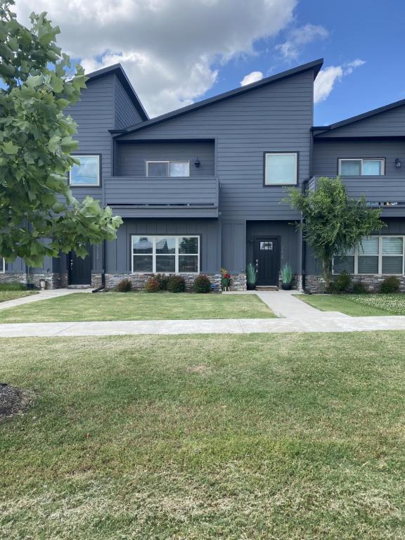 Photo - 2256 W Moore Ln Townhome