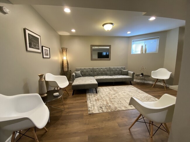 Photo - 913 W Belden Ave