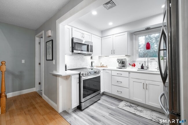 Photo - 410 Farmington Ave