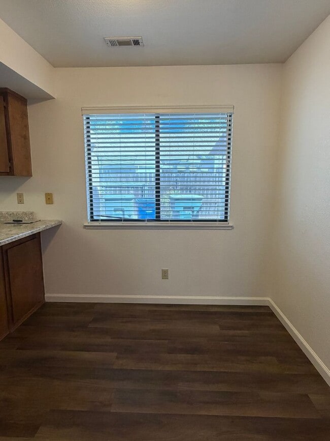 Photo - 3 bedroom Townhouse in East Redding