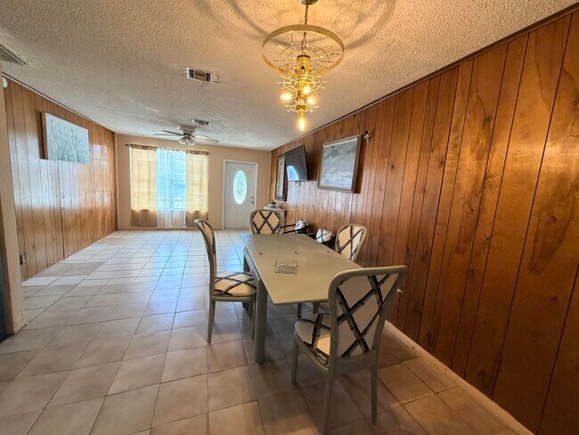 2033 Longwood Rd