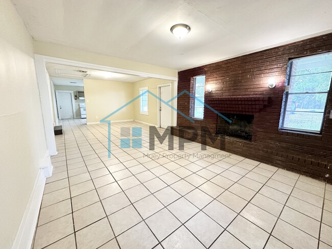 Building Photo - 307 Bryan St Unit C