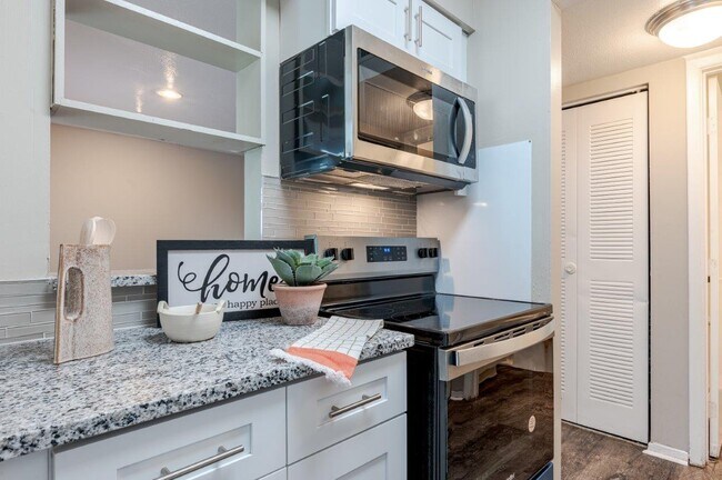Lakeshore Reserve Off 86th Apartments and Townhomes
