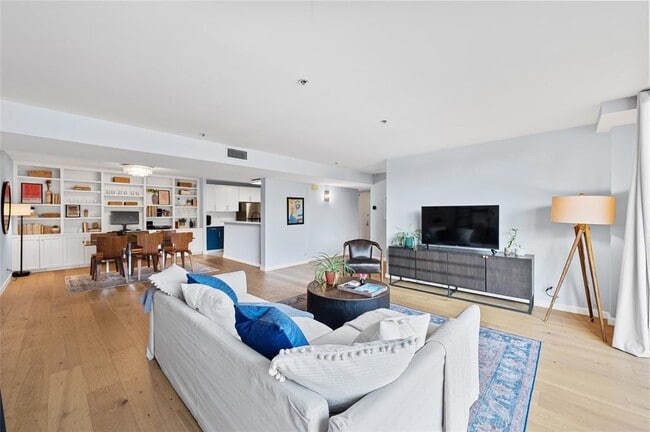 Building Photo - 40 N Interstate Hwy 35 Unit 2B2