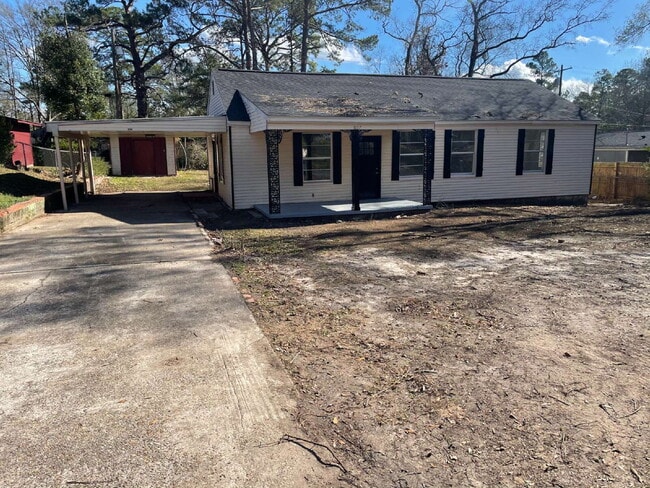 Building Photo - 3 bedroom, 1 bath home.