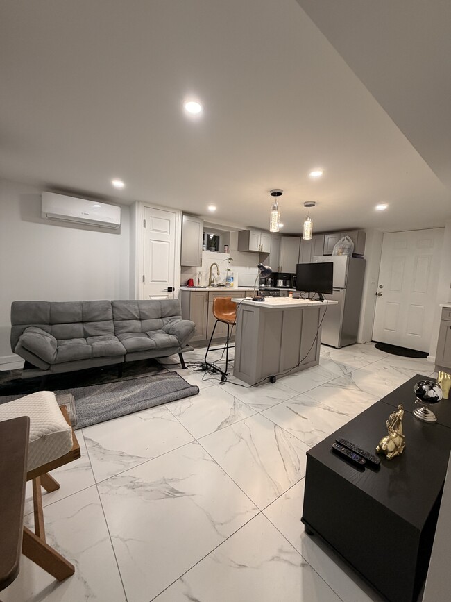 Building Photo - 690 Southern Pky Unit L1