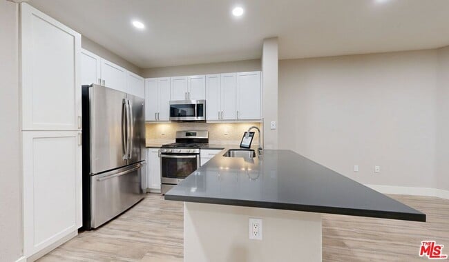 Photo - 6280 W 3rd St Unidad 4-326