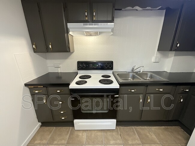 Photo - 330 W King St