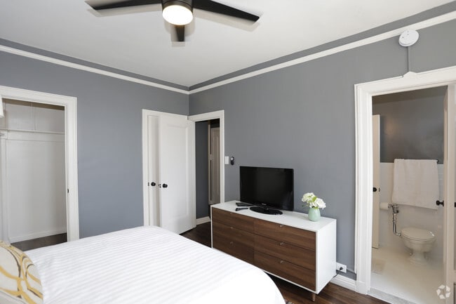 1BR, 1BA - 825 SF