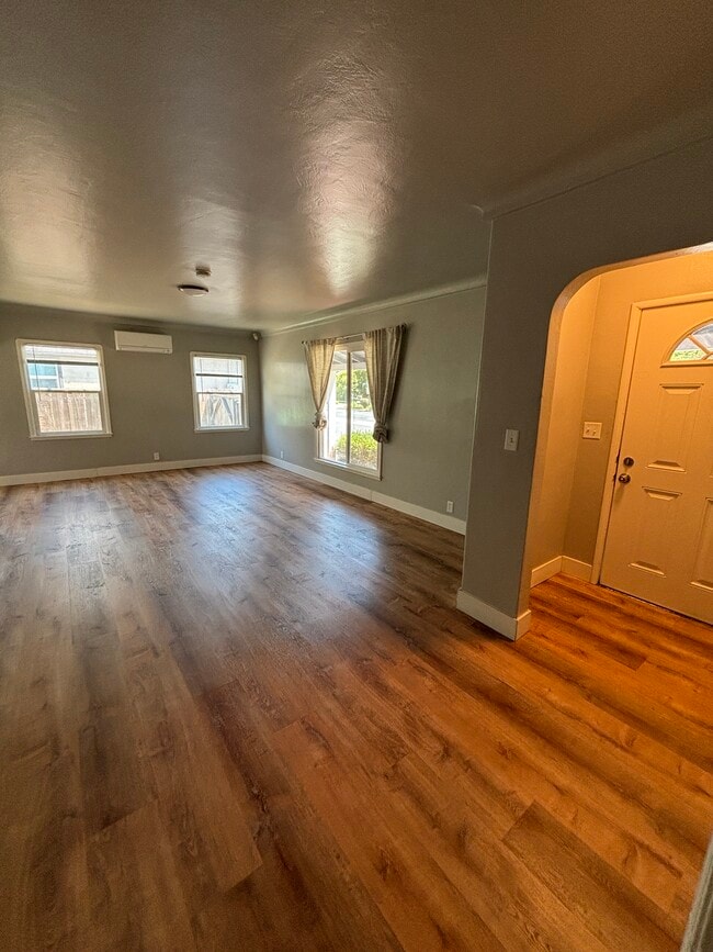 Photo - 564 E 5th Ave