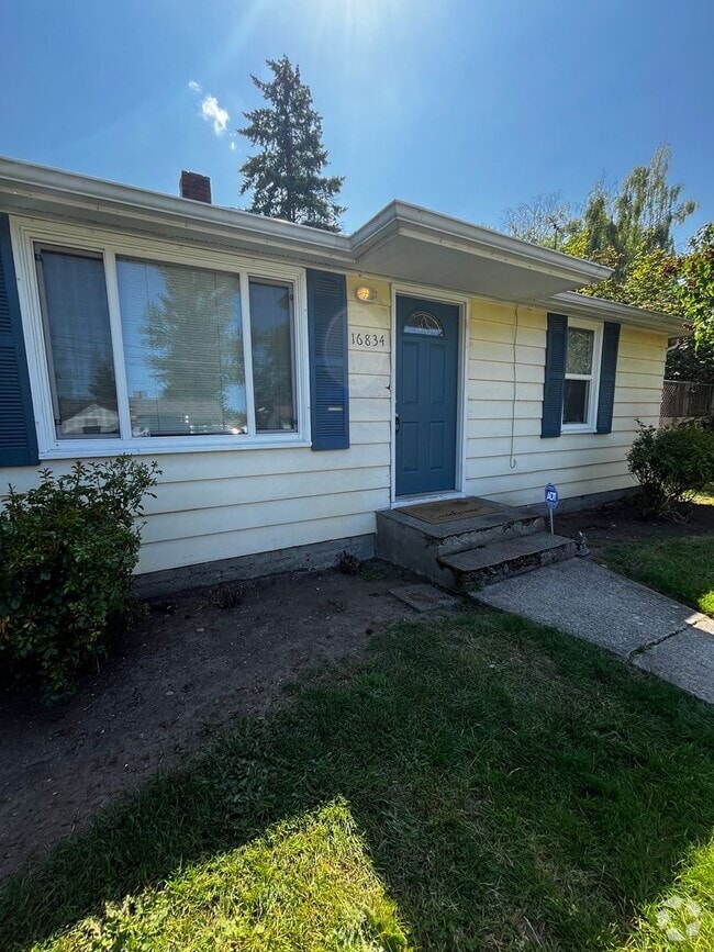Building Photo - Fully Renovated 2 BD and 1 BA w/ detached ... Rental