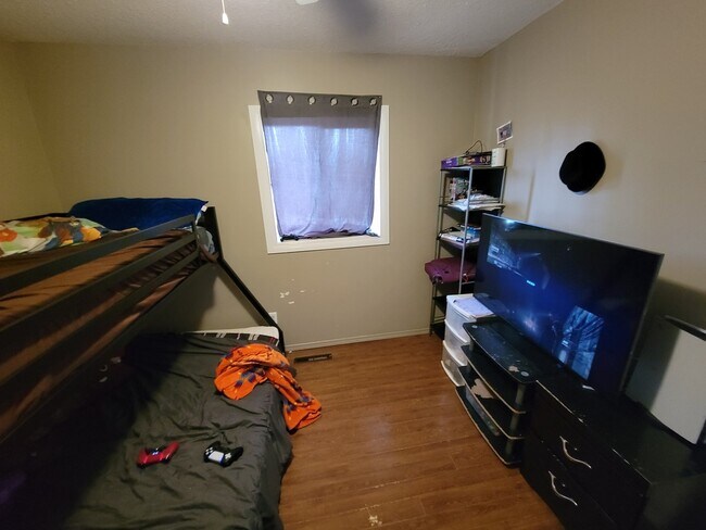 Photo - 1407-1408 8 St