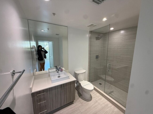 Photo - 551 NE 39th St