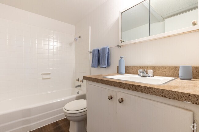 1BR, 1BA - 735SF - Bathroom