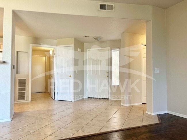 Photo - 1335 E June St