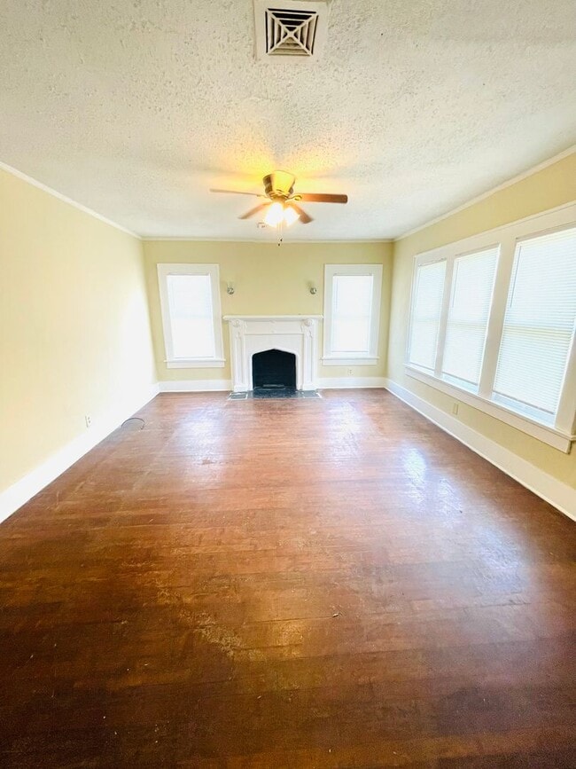 Photo - ** 4 Bed 2 Bath located by Jackson Hospita...