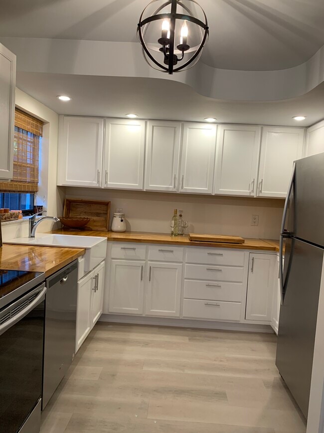 Kitchen - 1202 N Andrews Ave