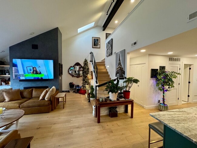 Photo - Beautiful 3 bedroom condo in CWE