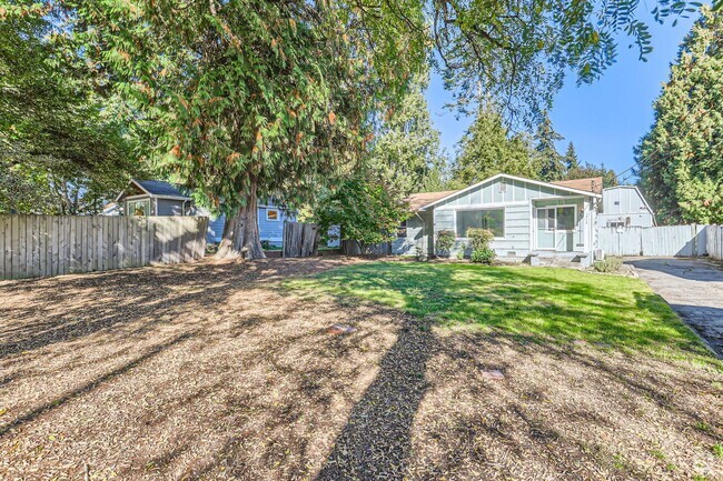 Building Photo - Updated 3 Bed 1.5 Bath Shoreline Home with...