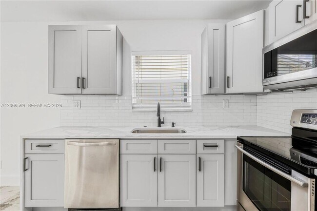 809 SW 17th St Unit 1