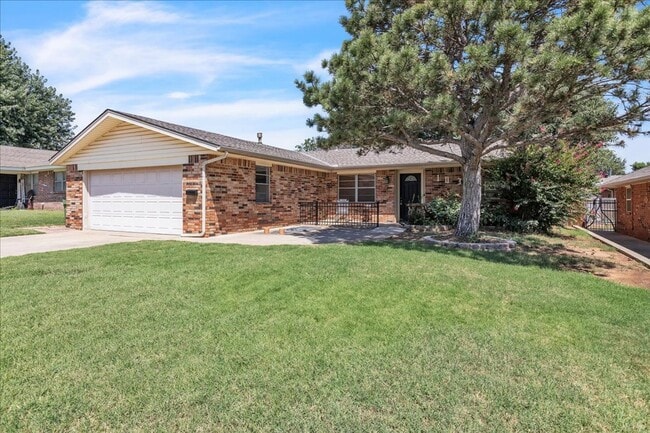 Building Photo - Lawn Care Included! 3 bed, 2 bath, 2 livings Rental