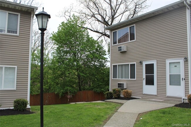 Photo - 8 Fishkill Glen Dr Unit A