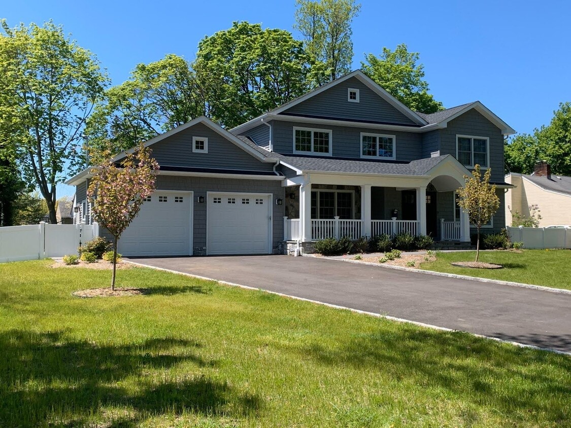 Front - 300 Locust Ln (Roslyn Heights, NY)