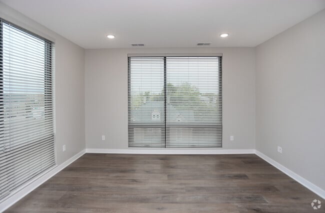 2BR, 2BA - 1009 SF