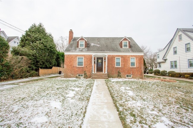 Building Photo - 66 Denton Ave Unit 2nd Floor