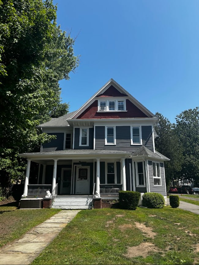 Building Photo - 1638 Sanderson Ave Unit 1638 Sanderson Avenue  - 2