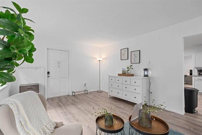 Photo - 4255 Wee St