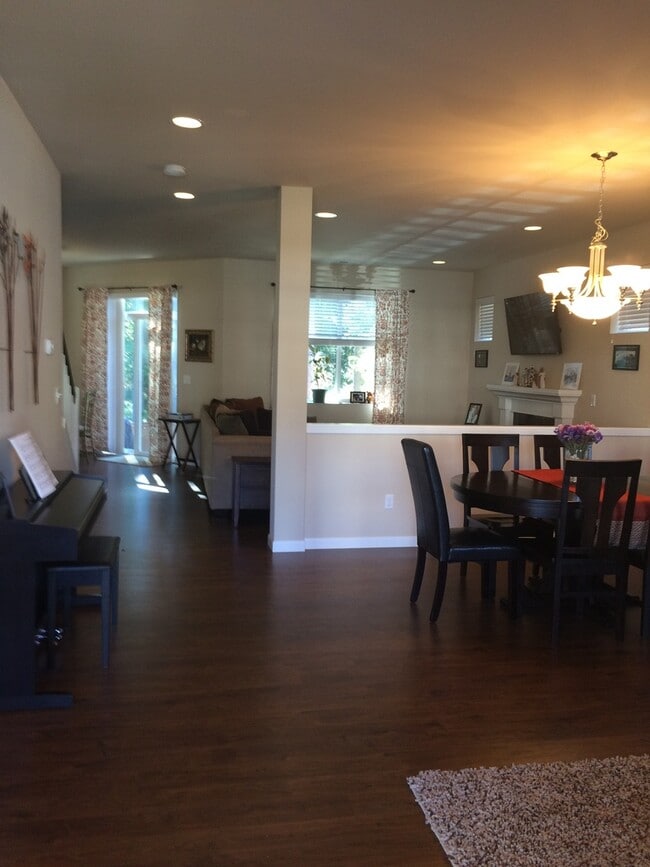Photo - 1880 Claret Loop NW