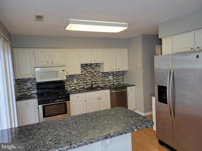 Building Photo - 2904 Saxony Dr