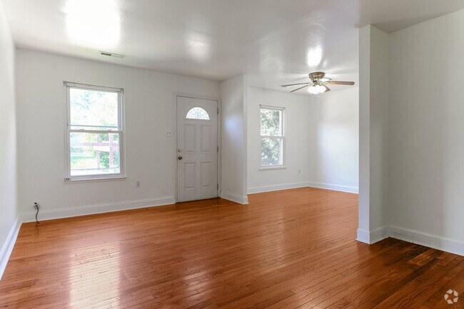 Building Photo - Move In Ready Townhome in Gaithersburg!