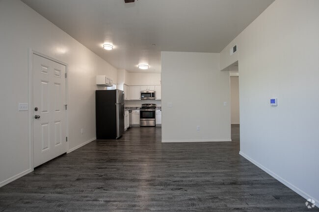 2BR, 2BA - 858 SF