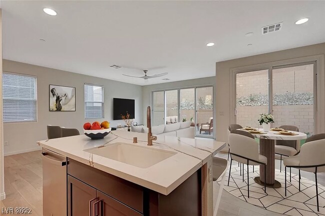 Photo - 31 Castleton Tower Ct