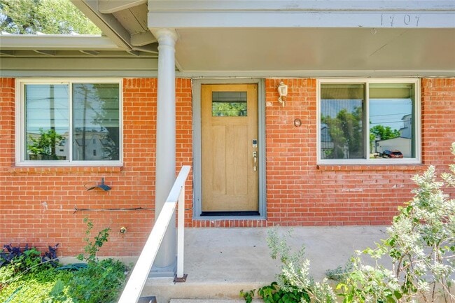 Photo - 1707 Overhill Dr